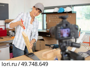 woman recording a tutorial for his do-it-yourself blog. Стоковое фото, агентство Ingram Publishing / Фотобанк Лори
