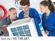 tutor instructing the trainee electricians. Стоковое фото, агентство Ingram Publishing / Фотобанк Лори