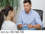 a man and woman during eyesight correction choice. Стоковое фото, агентство Ingram Publishing / Фотобанк Лори