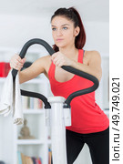 beautiful young woman exercising on stepper at the home. Стоковое фото, агентство Ingram Publishing / Фотобанк Лори