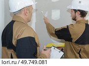 two workers plastering a wall. Стоковое фото, агентство Ingram Publishing / Фотобанк Лори