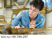 female workman in picture framing workshop. Стоковое фото, агентство Ingram Publishing / Фотобанк Лори