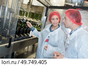wine makers using machinery at the laboratory. Стоковое фото, агентство Ingram Publishing / Фотобанк Лори