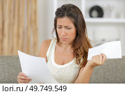 woman reading letter with dismay. Стоковое фото, агентство Ingram Publishing / Фотобанк Лори
