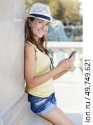 woman makes video call with her friend over the phone. Стоковое фото, агентство Ingram Publishing / Фотобанк Лори