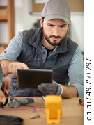 it technician holding tablet surrounded by circuit boards. Стоковое фото, агентство Ingram Publishing / Фотобанк Лори