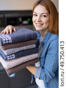 lovely housewife holding a stack of clean towels. Стоковое фото, агентство Ingram Publishing / Фотобанк Лори