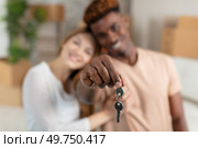 head shot portrait of happy couple in love holding keys. Стоковое фото, агентство Ingram Publishing / Фотобанк Лори