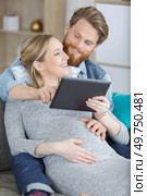 pretty woman and man using a tablet together. Стоковое фото, агентство Ingram Publishing / Фотобанк Лори