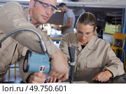 male and female workers in garage. Стоковое фото, агентство Ingram Publishing / Фотобанк Лори