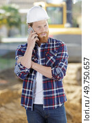 worker in construction site talking on the phone. Стоковое фото, агентство Ingram Publishing / Фотобанк Лори