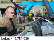 mechanic working at a workshop. Стоковое фото, агентство Ingram Publishing / Фотобанк Лори