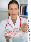 portrait of doctor giving pills. Стоковое фото, агентство Ingram Publishing / Фотобанк Лори