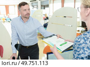 businessman at work wearing neck brace with crutches. Стоковое фото, агентство Ingram Publishing / Фотобанк Лори