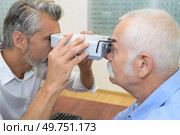 patient in ophthalmology clinic during the study of vision. Стоковое фото, агентство Ingram Publishing / Фотобанк Лори