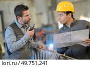 manager with storeman controlling factory planss. Стоковое фото, агентство Ingram Publishing / Фотобанк Лори