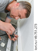 Replacing electrical socket. Стоковое фото, агентство Ingram Publishing / Фотобанк Лори
