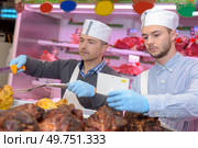 Men serving cooked chickens. Стоковое фото, агентство Ingram Publishing / Фотобанк Лори