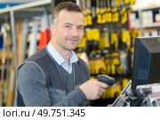 warehouseman with scanner and laptop in warehouse. Стоковое фото, агентство Ingram Publishing / Фотобанк Лори