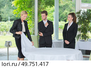 workers and table cloth at restaurant. Стоковое фото, агентство Ingram Publishing / Фотобанк Лори