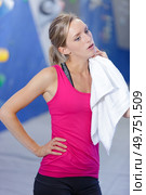 woman wiping her neck with towel after practicing sporting activity. Стоковое фото, агентство Ingram Publishing / Фотобанк Лори