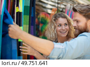 happy young couple buying souvenirs. Стоковое фото, агентство Ingram Publishing / Фотобанк Лори