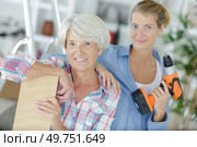 mother and daughter holding a drill. Стоковое фото, агентство Ingram Publishing / Фотобанк Лори