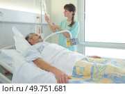 a nurse checking patients drip. Стоковое фото, агентство Ingram Publishing / Фотобанк Лори