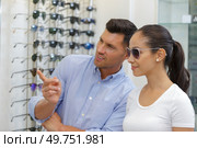 woman trying on sunglasses in opticians. Стоковое фото, агентство Ingram Publishing / Фотобанк Лори