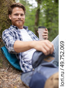 man sitting drinking tea or coffee. Стоковое фото, агентство Ingram Publishing / Фотобанк Лори