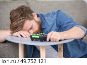 sleepy gamer playing video games. Стоковое фото, агентство Ingram Publishing / Фотобанк Лори