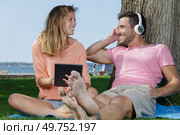 rear view of couple relaxing on blanket. Стоковое фото, агентство Ingram Publishing / Фотобанк Лори