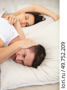 man cannot sleep because woman snoring. Стоковое фото, агентство Ingram Publishing / Фотобанк Лори