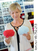 she is at the haberdashery store. Стоковое фото, агентство Ingram Publishing / Фотобанк Лори