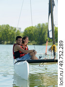 young couple sailing in a sea. Стоковое фото, агентство Ingram Publishing / Фотобанк Лори