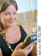clerk holding a portable scanner. Стоковое фото, агентство Ingram Publishing / Фотобанк Лори