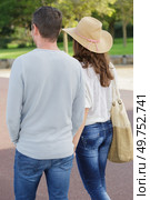 couple walking in the park. Стоковое фото, агентство Ingram Publishing / Фотобанк Лори