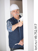 painter applying a coat on the wall. Стоковое фото, агентство Ingram Publishing / Фотобанк Лори