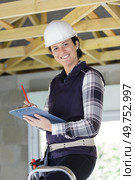 happy woman builder writing on clipboard. Стоковое фото, агентство Ingram Publishing / Фотобанк Лори