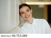 Portrait of a beauty young woman in elegant clothes posing smiling leaning on a cafeteria. Beauty young woman in elegant clothes leaning on a cafeteria. Стоковое фото, агентство Ingram Publishing / Фотобанк Лори