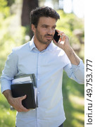 portrait of handsome businessman in the park. Стоковое фото, агентство Ingram Publishing / Фотобанк Лори