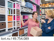 Ladies looking at storage baskets. Стоковое фото, агентство Ingram Publishing / Фотобанк Лори