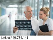 medical workers consulting xrays in hospital corridor. Стоковое фото, агентство Ingram Publishing / Фотобанк Лори