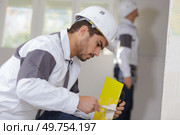 construction industry worker with tools plastering walls. Стоковое фото, агентство Ingram Publishing / Фотобанк Лори