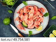 Raw prawns or shrimps with spices and herbs.. Raw shrimps prawns, fresh prawns. Стоковое фото, агентство Ingram Publishing / Фотобанк Лори