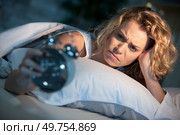 tired woman waking up for work early in the morning. Стоковое фото, агентство Ingram Publishing / Фотобанк Лори