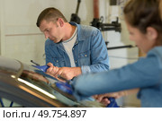two glaziers removing car windshield. Стоковое фото, агентство Ingram Publishing / Фотобанк Лори