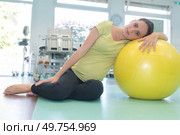 pregnant lady leaning on aerobic ball. Стоковое фото, агентство Ingram Publishing / Фотобанк Лори