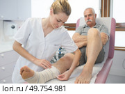 nurse splint cast on the leg patient in hospital. Стоковое фото, агентство Ingram Publishing / Фотобанк Лори