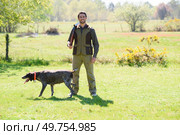 portrait of man holding gun with his dog. Стоковое фото, агентство Ingram Publishing / Фотобанк Лори